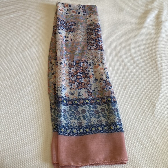 Women’s Lightweight Scarf - NWOT - Picture 4 of 6
